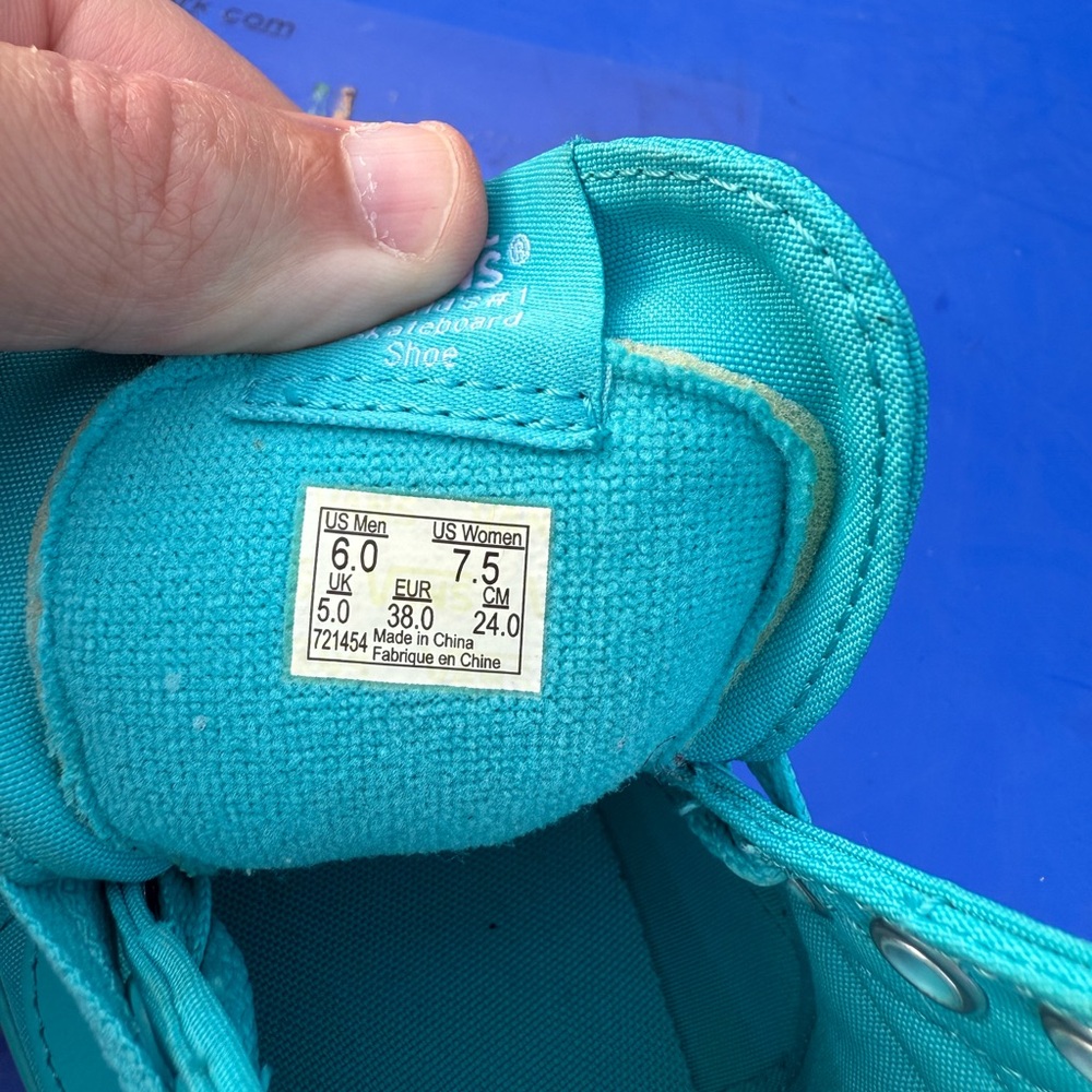 Vans Blue Low Top Sneakers – Classic Style – Men’s Size 6